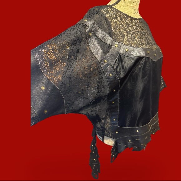 121 - Unique Top - Picture 5 of 9